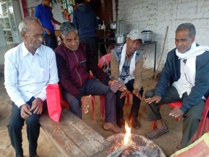 Unseasonal rain increased the force of cold; Bonfires lit in the village | अवकाळीने वाढला थंडीचा जोर; गावात पेटल्या शेकोट्या