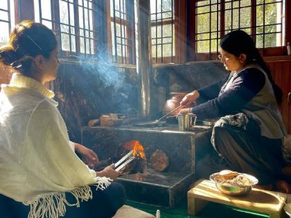 rubina dilaik seen baking aloo paratha on chulha with her mother | मुंबईची लाईफस्टाइल विसरुन 'ही' अभिनेत्री रमली गावच्या वातावरणात; चुलीवर तयार केला आलू पराठा