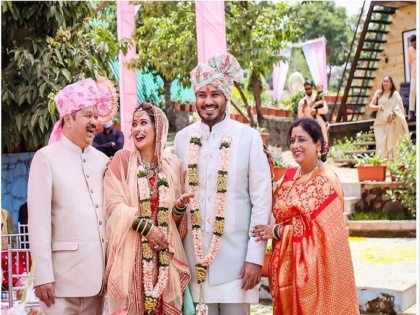 Actress Ruchita Jadhav who recently got married, does social service with her father-in-law | नुकतीच लग्नबंधनात अडकलेली अभिनेत्री सासरच्या मंडळींसोबत करते समाजसेवा