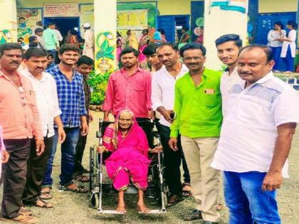 Maharashtra Election 2019 : 113-year-old grandmother also voted for the right to vote; Did you vote? | Maharashtra Election 2019 : ११३ वर्षाच्या आजीबाईंनीही बजावला मतदानाचा हक्क; तुम्ही केले का मतदान ?