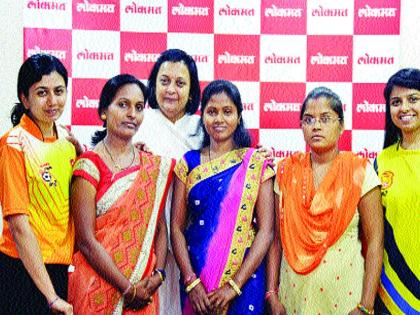 Tribal women to run in Mumbai Marathon | मुंबई मॅरेथॉनमध्ये धावणार आदिवासी महिला