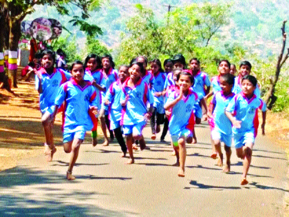 Runners and good skulls are not even known ... Chumudhee walking through the mountains | धावपट्टी अन् चांगल्या चपलांचाही नाही पत्ता ...डोंगरदऱ्यातून धावताहेत चिमुरडे