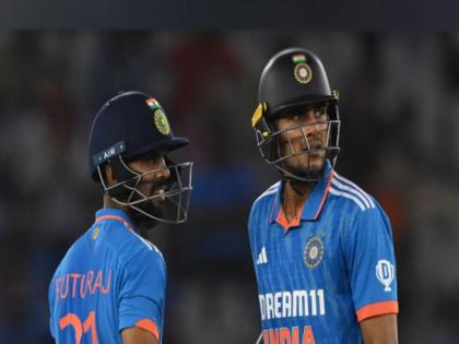 SL vs IND t20 series Shubman Gill vs Ruturaj Gaikwad Who is dominant in Twenty20 read here in details | SL vs IND : शुबमन गिल vs ऋतुराज गायकवाड! ट्वेंटी-२० मध्ये वरचढ कोण? धक्कादायक आकडेवारी