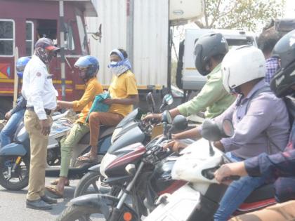 Super spreaders roaming the streets; Who will cover this? | गल्लोगल्ली फिरताहेत सुपर स्प्रेडर; यांना कोण आवरणार?