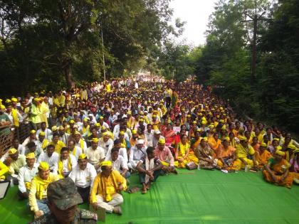 Do not include money, reservation is our right; Tribal community marched the Gadchiroli collector office | आरक्षण आमच्या हक्काचे... आदिवासींचा गडचिरोलीत महाक्रोश