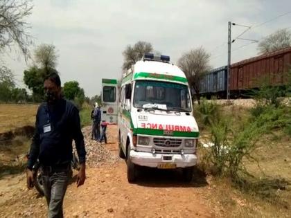 Accident : Railway gateman wife sitting on the tracks with 5 children in dausa | Accident : ५ मुलांसह रेल्वे ट्रॅकवर बसली होती रेल्वे गेटमॅनची पत्नी; ट्रेन दिसताच दोघं हात सोडून गेले अन् मग.....