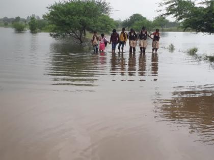 Students risk their lives to get to school in daund | विद्यार्थ्यांचा शाळेत जाण्यासाठी जीव मुठीत धरून प्रवास; दौंडमधील धक्कादायक प्रकार