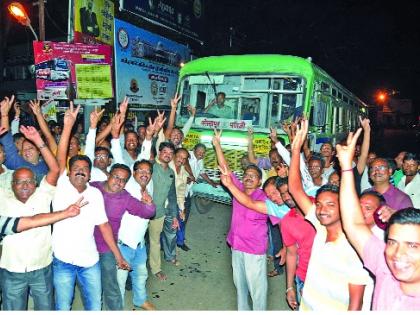  ST transport goes smoothly: Shutdown of Kolhapur employees | एस.टी.ची वाहतूक सुरळीत - संप मागे : कोल्हापूर कर्मचाऱ्यांचा जल्लोष