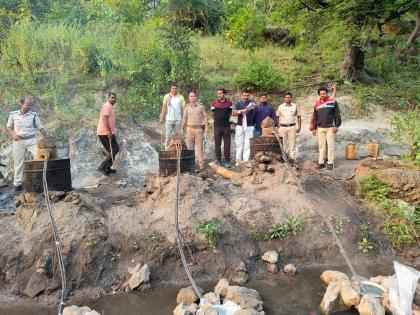 10 lakh worth of Gavthi liquor stock destroyed in border areas; Joint operation of Madhya Pradesh-Morshi police | सीमाभागातून गावठी दारूचा दहा लाखांचा साठा नष्ट; मध्य प्रदेश-मोर्शी पोलिसांची संयुक्त कारवाई