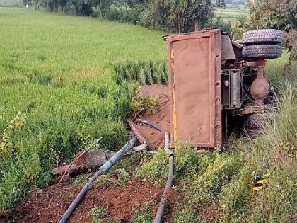 An overloaded truck of sand overturned; 13 hours power cut, Unnecessary suffering for the citizens | रेतीचा ओव्हरलोडेड ट्रक उलटला; १३ तास विद्युत पुरवठा खंडित