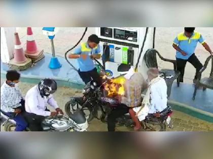 while filling petrol at the pump bike rider's phone ring, and catches fire fire, video went viral | Video: पंपावर गाडीत पेट्रोल भरताना अचानक फोन वाजला अन् घडली भयंकर घटना