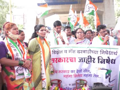 Protests by NCP against gas cylinder price hike in Bhiwandi | भिवंडीत राष्ट्रवादी काँग्रेस तर्फे गॅस सिलेंडर दरवाढ विरोधात निदर्शने; तृतीयपंथीयांची लक्षवेधी उपस्थिती 