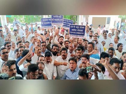 Commissioner sir, look at the garbage, water, dug roads; agitation of city congress infront of nagpur municipal corporation | आयुक्त साहेब, कचरा, पाणी, खोदलेल्या रस्त्यांकडे बघा; शहर काँग्रेसचे आंदोलन, नव्या आयुक्तांना सलामी