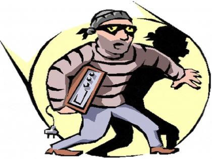 Thieves also ran away with the 'CCTV DVR' for fear of being caught | पकडल्या जाण्याच्या भितीने चोरट्यांनी ‘सीसीटीव्ही डीव्हीआर’देखील पळविला