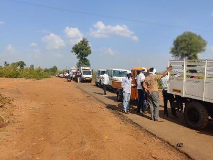 Row upon row of vehicles on the track; But the vehicle inspector is missing | ट्रॅकवर वाहनांच्या रांगाच रांगा; मात्र वाहन निरीक्षकच गायब