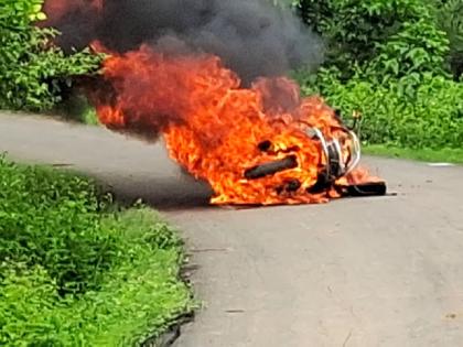 A moving scooty suddenly catches fire and burnt | धावत्या स्कुटीला अचानक आग, पाहता-पाहता जळून खाक