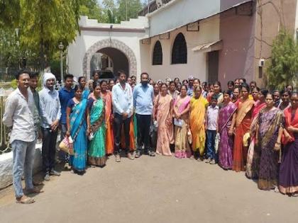 Save the village from the flood water, the women of the flood-affected village attacked the collector's office | पुराच्या पाण्यापासून गावाला वाचवा हो, जिल्हाधिकारी कार्यालयावर धडकल्या पुरग्रस्त गावातील महिला