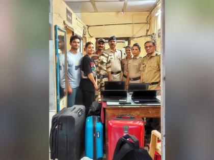 RPF returned mobiles, laptops worth 51 lakhs to passengers under operation 'Amanat' | आरपीएफने ऑपरेशन ‘अमानत’ अंतर्गत प्रवाशांना ५१ लाखांचे मोबाईल, लॅपटॉप केले परत