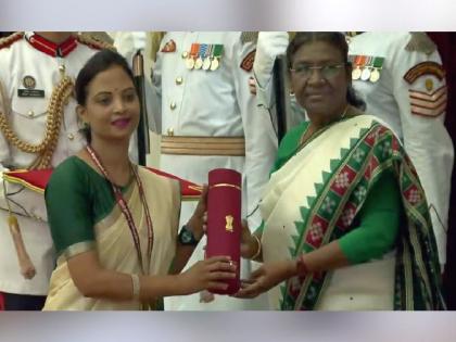 National Florence Nightingale Award presented to Pushpa Pode by the President | राष्ट्रपतींच्या हस्ते पुष्पा पोडे यांना राष्ट्रीय फ्लॉरेन्स नाईटिंगेल अवॉर्ड प्रदान