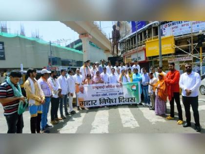 NCP protests at Variety Chowk against shinde-fadnavis govt saying 'Gaddar protest day' | राष्ट्रवादीने पाळला खोकेविरांच्या वर्षपूर्तीचा ‘गद्दार निषेध दिवस’, व्हेरायटी चौकात आंदोलन  