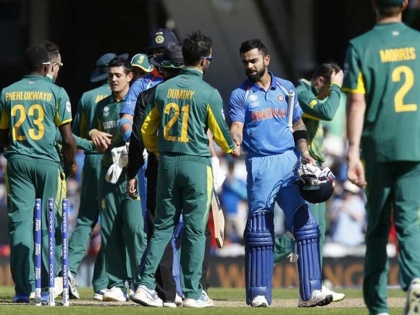 Injured de Villiers ruled out of first three ODIs | विराटसेनेला दिलासा, दक्षिण आफ्रिकेची 'रन'मशीन पहिल्या तीन वन-डेतून बाहेर