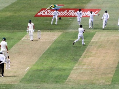 controversy happens on umpires decision in sri Lanka and south Africa test | जेव्हा क्रिकेटच्या मैदानात पंच नियम मोडतात तेव्हा