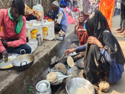 Burn the hearth in front of the collector's office of satara Sugarcane workers in Madhya Pradesh | मुकादमाने नाकारले पैसे! जिल्हाधिकारी कार्यालयासमोर चूल पेटवून पोटात घास; मध्यप्रदेशातील ऊसतोड मजूर 