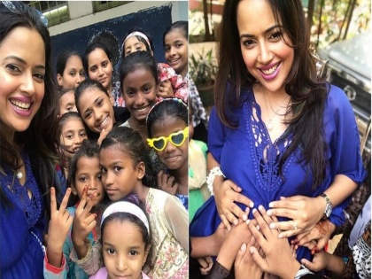 Actress Sameera Reddy met poor children in pregnancy | प्रेग्नेंसीमध्ये गरीब मुलांना भेटली अभिनेत्री समीरा रेड्डी