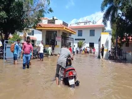 Heavy rain in SaiBaba's Shirdi; Water entered people's houses, life was disrupted | साईंच्या शिर्डीनगरीत मुसळधार पाऊस; लोकांच्या घरात पाणी शिरलं, जनजीवन विस्कळीत