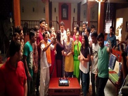 'Sajana' Tv series Completed 100 Episodes | 'साजणा' मालिकेने गाठली शंभरी, केक कटींग करत केले सेलिब्रेशन
