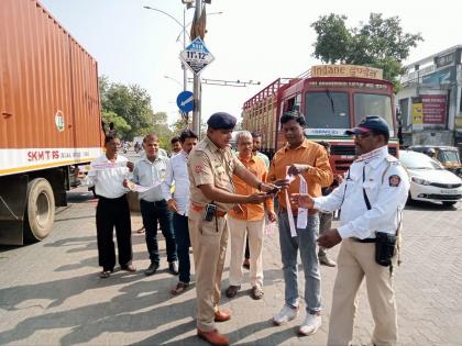 Distribution of safety belts to prevent strangulation due to mosquito bites | मांज्यामुळे गळा कापू नये म्हणून सुरक्षा बेल्टचे वाटप