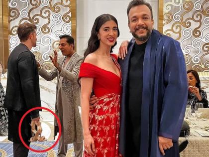 hrithik roshan seen holding girlfriend saba azad highheels photo viral | बॉयफ्रेंड असावा तर असा! 'गर्लफ्रेंडच्या हायहील्स हातात...' हृतिकच्या फोटोवर नेटकऱ्यांच्या मजेशीर कमेंट्स