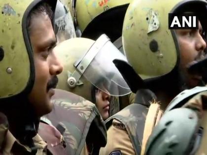 Sabarimala Temple : 2 Women 500 Metres Away From Holy 18 Steps | Sabarimala Temple : पोलिसांच्या गराड्यात दोन महिला मंदिराजवळ पोहोचल्या, तणाव कायम  