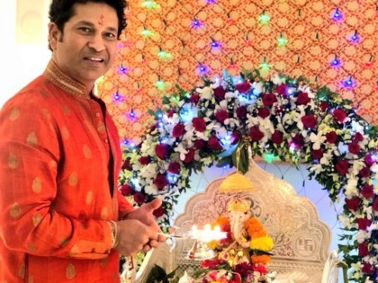 Ganesh Chaturthi 2018: Pooja of Lord Ganesh in the home of sachin tendulkar | Ganesh Chaturthi 2018 : क्रिकेटच्या देवानेही केली घरी गणपतीची पूजा