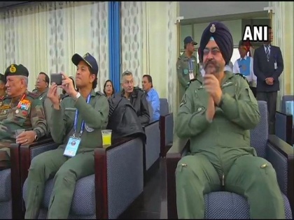 Sachin Tendulkar present on the battle practice of Indian air force | भारताच्या युद्धसरावाला सचिन तेंडुलकरची उपस्थिती