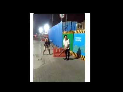 watch Video - sachin tendulkar playing cricket on road | VIDEO : क्रिकेटच्या देवाची रस्त्यावर बॅटिंग 