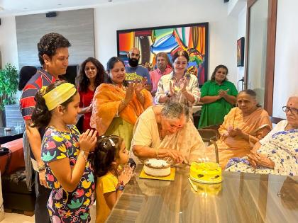 Sachin Tendulkar has shared a photo of mother Rajni Tendulkar's birthday celebration | "तुझ्या प्रेमाच्या सावलीतच आम्ही सुखी आहोत", आईच्या वाढदिवशी सचिन तेंडुलकर भावुक