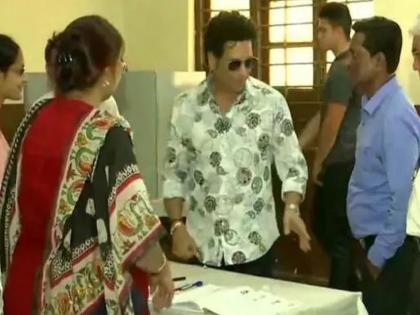 maharashtra election 2019 sachin tendulkar signed a ball at bandra polling booth | महाराष्ट्र निवडणूक २०१९: क्रिकेटवेड्या पोलिंग ऑफिसरची कमाल, सचिन तेंडुलकरला पाहून काढला सीझन बॉल!