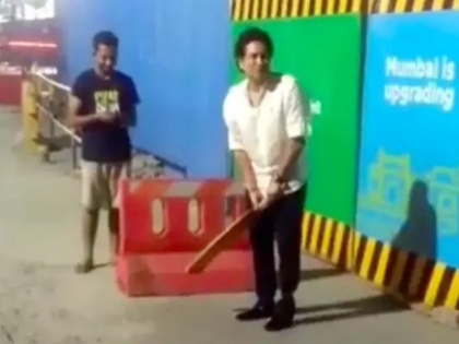 sachin tendulkar plays gully cricket on mumbai road | ...अन् कारमधला तो 'छोटा फलंदाज' निघाला 'क्रिकेटचा देव' सचिन तेंडुलकर!