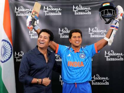 CRICKET ICON Sachin Tendulkar poses with his wax statue at Madame Tussauds in New York, video | सचिन तेंडुलकरची Madame Tussauds ला भेट, स्वतःच्या मेणाच्या पुतळ्यासोबत पोझ