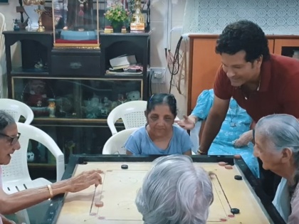 Video : Sachin Tendulkar spends National Sports Day at old age home, plays carrom with inhabitants | Video सचिन तेंडुलकरनं वृद्धाश्रमात साजरा केला राष्ट्रीय क्रीडा दिन