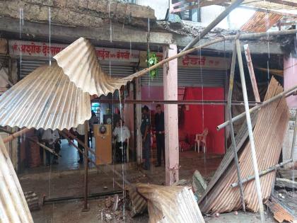 In Navi Mumbai, a slab collapsed in a dangerous onion potato market | नवी मुंबईत धोकादायक कांदा बटाटा मार्केटमधील स्लॅब कोसळला