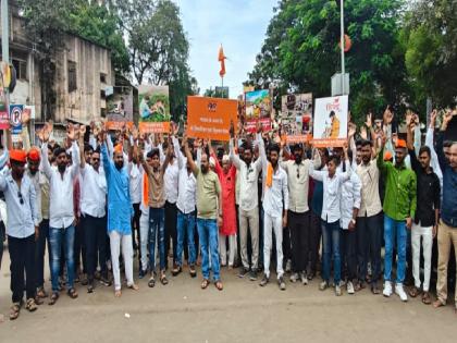 Shiv Pratishthan Yuva Hindustan protests in Sangli over criticism of MLAs Sadabhau Khot and Idris Nayakwadi on cow vigilantes | Sangli: सदाभाऊ, इद्रिस नायकवडींनी सुपारी घेतली, शिवप्रतिष्ठान युवा हिंदुस्थानचा आरोप; नेमकं प्रकरण काय..वाचा