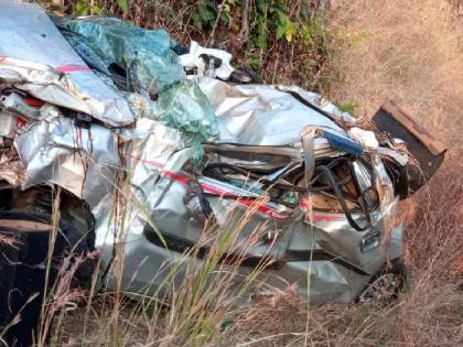 A car fell into a 300-feet deep gorge at Sadavaghapur Ghat in satara | Satara: सडावाघापूर घाटात कार ३०० फूट खोल दरीत कोसळली