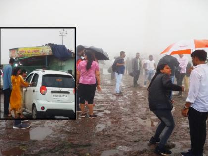 Crowd of tourists at the reverse waterfall of Sadavaghapur, business opportunities have become available to the locals | सडावाघापूरच्या उलट्या धबधब्यावर पर्यटकांची गर्दी, स्थानिकांना उपलब्ध झाल्या व्यवसायाच्या संधी