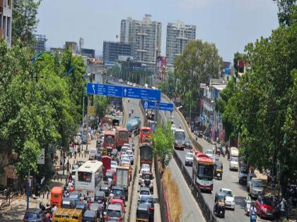 Traffic disrupted due to tanker stalling on Sadguru Shankar Maharaj flyover | सद्गुरू शंकर महाराज उड्डाण पुलावर टँकर बंद पडल्यामुळे वाहतूक विस्कळीत Traffic disrupted due to tanker stalling on Sadguru Shankar Maharaj flyover | सद्गुरू शंकर महाराज उड्डाण पुलावर टँकर बंद पडल्यामुळे वाहतूक विस्कळीत