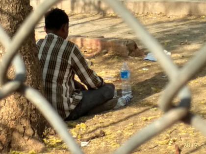 Sadhu Vaswani Bagh, a liquor shop for workers of Solapur! | सोलापुरातील श्रमिकांची साधू वासवानी बाग बनलीय दारूचा अड्डा !