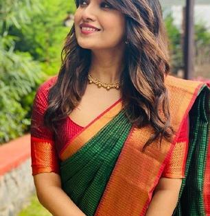 नवरात्रात साडी नेसून फोटोसेशन करणार ना, पाहा ७ पोझ आयडीया, फोटो येतील एकदम हॉट...