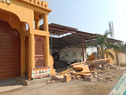 JCB smashed gangster Safelkar's palace: Crime Branch takes action | गॅंगस्टर सफेलकरचा राजमहल जेसीबीने जमीनदोस्त : गुन्हे शाखेच्या पुढाकाराने कारवाई