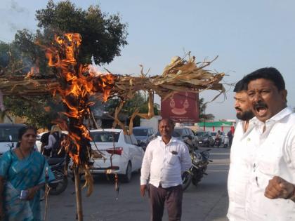 burning of symbolic effigy of minister abdul sattar at sangamner | संगमनेरात मंत्री अब्दुल सत्तार यांच्या प्रतिकात्मक पुतळ्याचे दहन